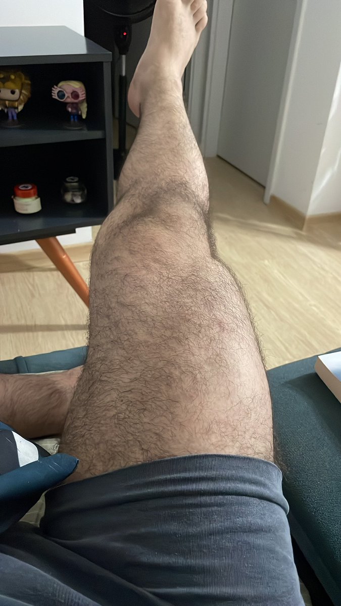 EuJG's tweet photo. Observando minhas perninha crescendo https://t.co/RQ9u5xNOVN