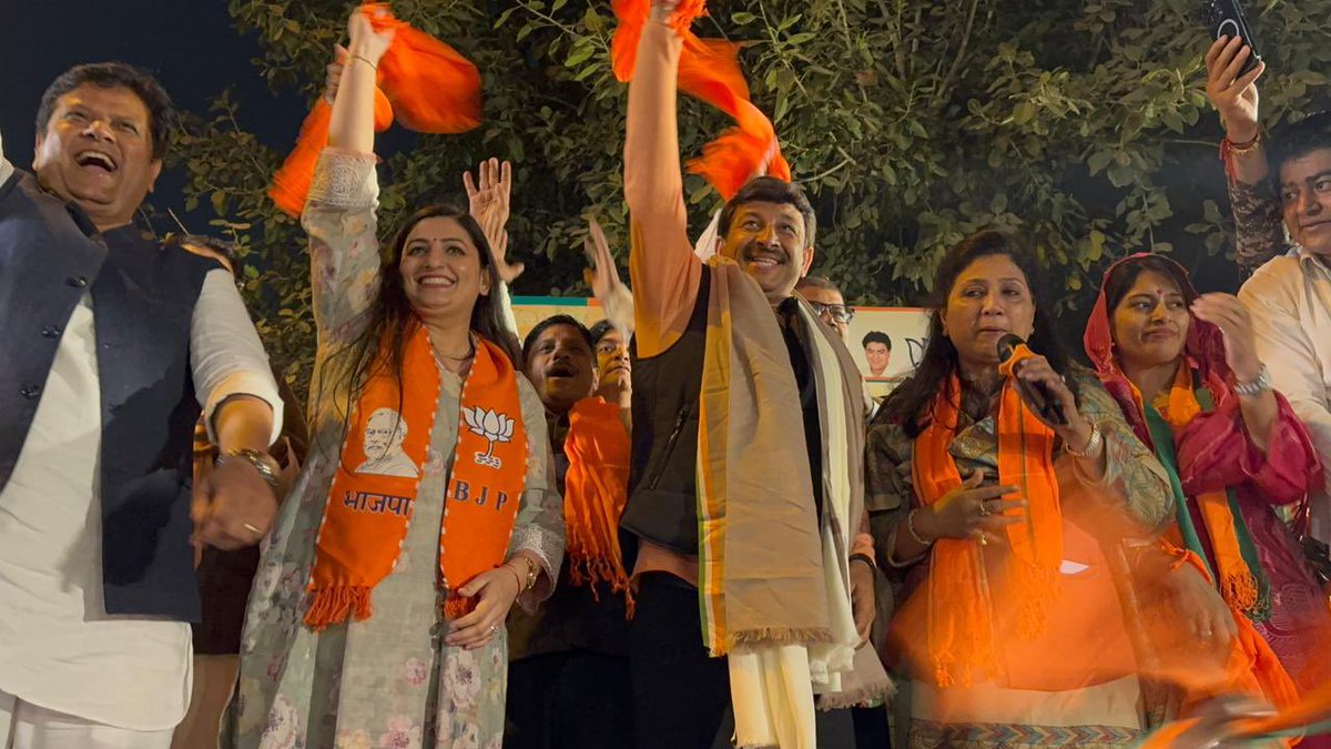 ManojTiwariMP's tweet photo. दिल्ली नगर निगम उप-चुनाव 2025 के तहत ग्रेटर कैलाश वार्ड से भाजपा निगम प्रत्याशी श्रीमती अंजुम मंडल के समर्थन में आयोजित जनसभा को संबोधित किया।

जनता का उत्साह ये स्पष्ट संदेश दे रहा है कि ग्रेटर कैलाश विकास ,सुशासन और #MissionViksitDelhi के लिए भाजपा के साथ खड़ा है।

#MissionViksitDelhi