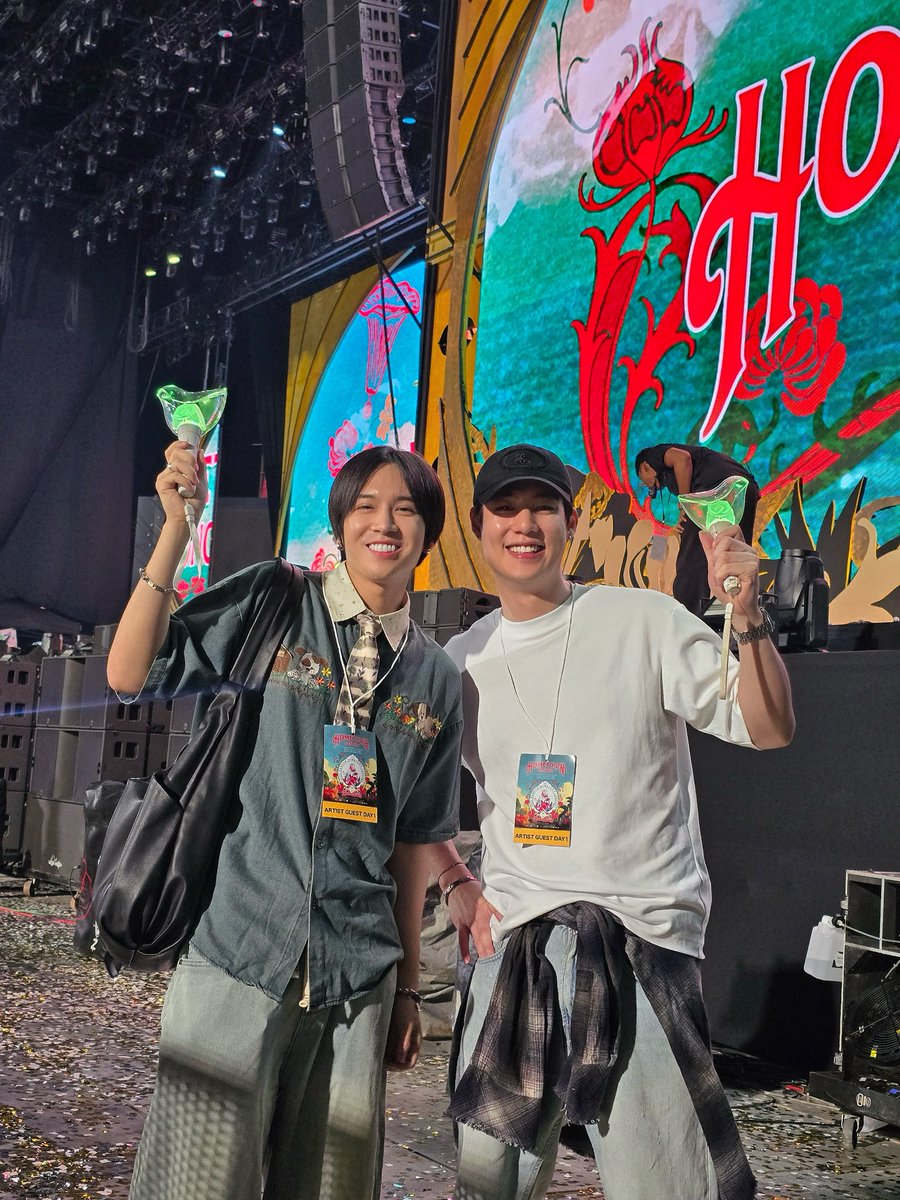 T_Aiemkumchai's tweet image. ลงไว้เป็นความทรงจำครั้งหนึ่งพาคุณพี่มาเปิดโลก@spy_hemmawich เซอร์ไพรส์ค๊าบคุณแม่💚
#BamBamHOMETOWNConcertDay1
#BamBam_Concert_HOMETOWN
#SailubPon
#winwind