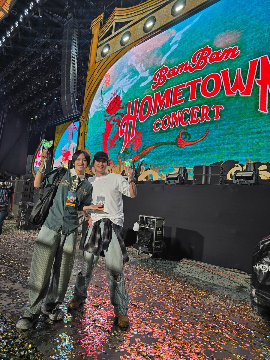 T_Aiemkumchai's tweet image. ลงไว้เป็นความทรงจำครั้งหนึ่งพาคุณพี่มาเปิดโลก@spy_hemmawich เซอร์ไพรส์ค๊าบคุณแม่💚
#BamBamHOMETOWNConcertDay1
#BamBam_Concert_HOMETOWN
#SailubPon
#winwind