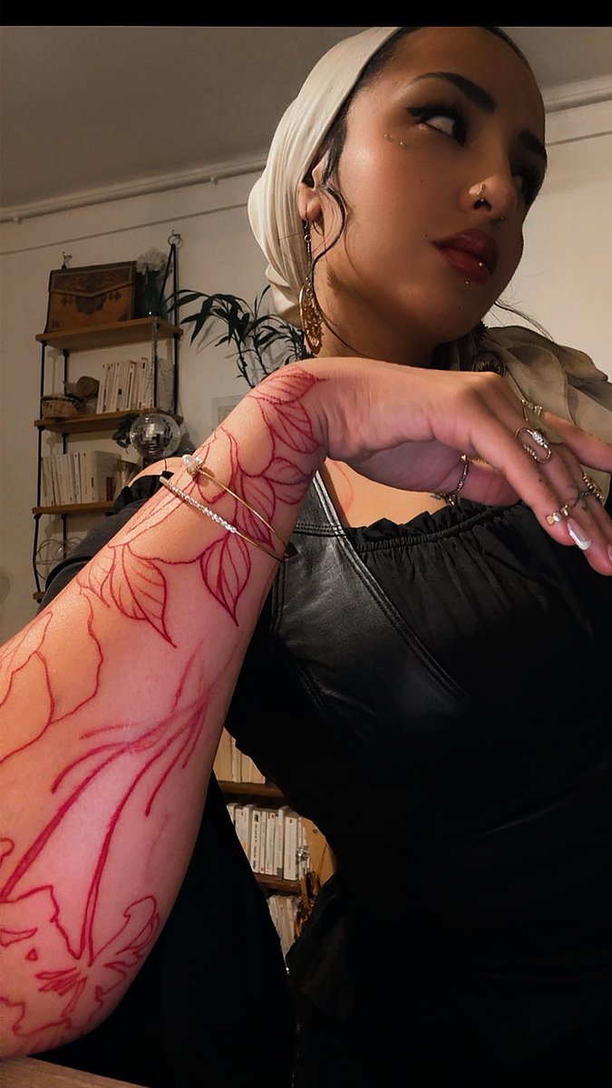 quepasamecton's tweet image. Première étape du tatouage: le contour. 🩸