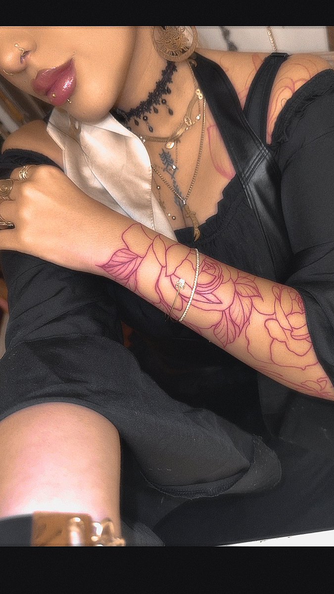 quepasamecton's tweet image. Première étape du tatouage: le contour. 🩸