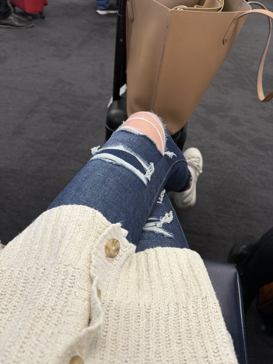 CWNazarian's tweet image. reminder: dressing for the airport doesn’t mean dressing uncomfortably. i’m not wearing sweats, i look presentable, and im about to get on a six hour flight.