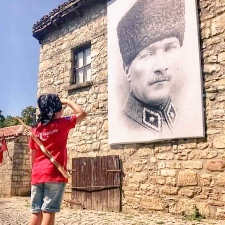 "ATAM"
SEN...!!!
"Çivisi çıkmış
Bu dünyada,
Duvara asılan,
En güzel Fotoğrafsın...!!!"
#ATATÜRK
🇹🇷❤️🇹🇷
