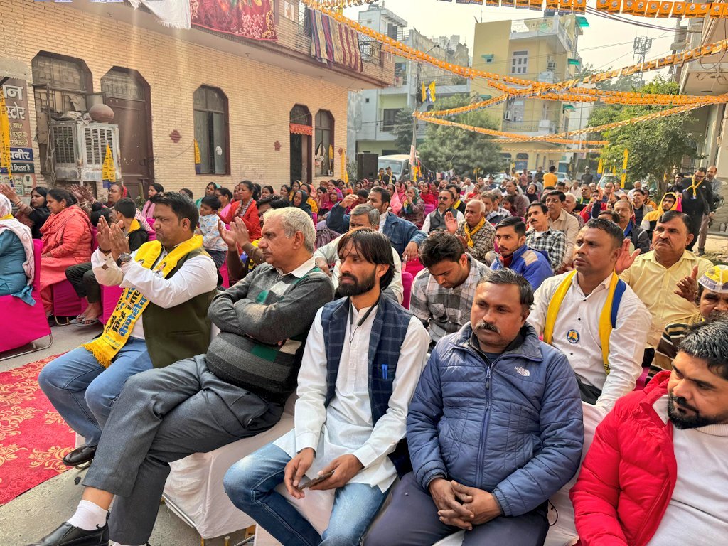 AAPDelhi's tweet image. MCD उपचुनावों में दिल्ली की जनता झाड़ू पर बटन दबाएगी‼️

📍वार्ड 128, दीचाऊं कलां में AAP प्रत्याशी @NeetuChauhan128 जी के समर्थन में पूर्व विधायक @MahinderMla जी ने जनसंवाद किया और AAP को अपना आशीर्वाद देने का निवेदन किया।

जनता से मिल रहा है जबरदस्त समर्थन, उपचुनावों में चलेगी…