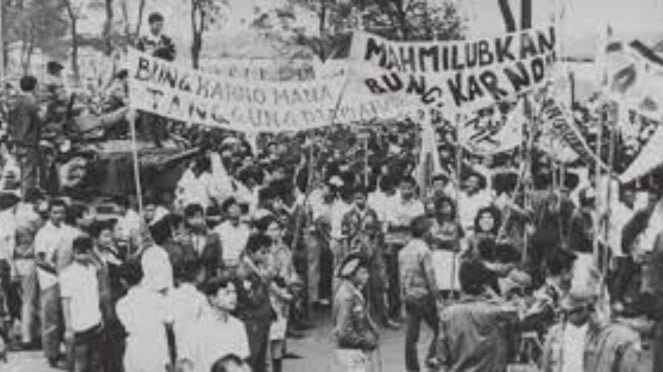 PecintaSejarah2's tweet image. KETIKA RAKYAT MENUNTUT &quot;ADILI SOEKARNO..!!&quot;.

Tahun 1965-1967 adalah titik balik bagi Soekarno, kondisi fisik yang menurun dan penyakit ginjal yang menggerogoti tubuhnya telah membuat dirinya kehilangan kepercayaan diri berbagai pihak. 

Kondisi kesehatan Soekarno itu juga yang…