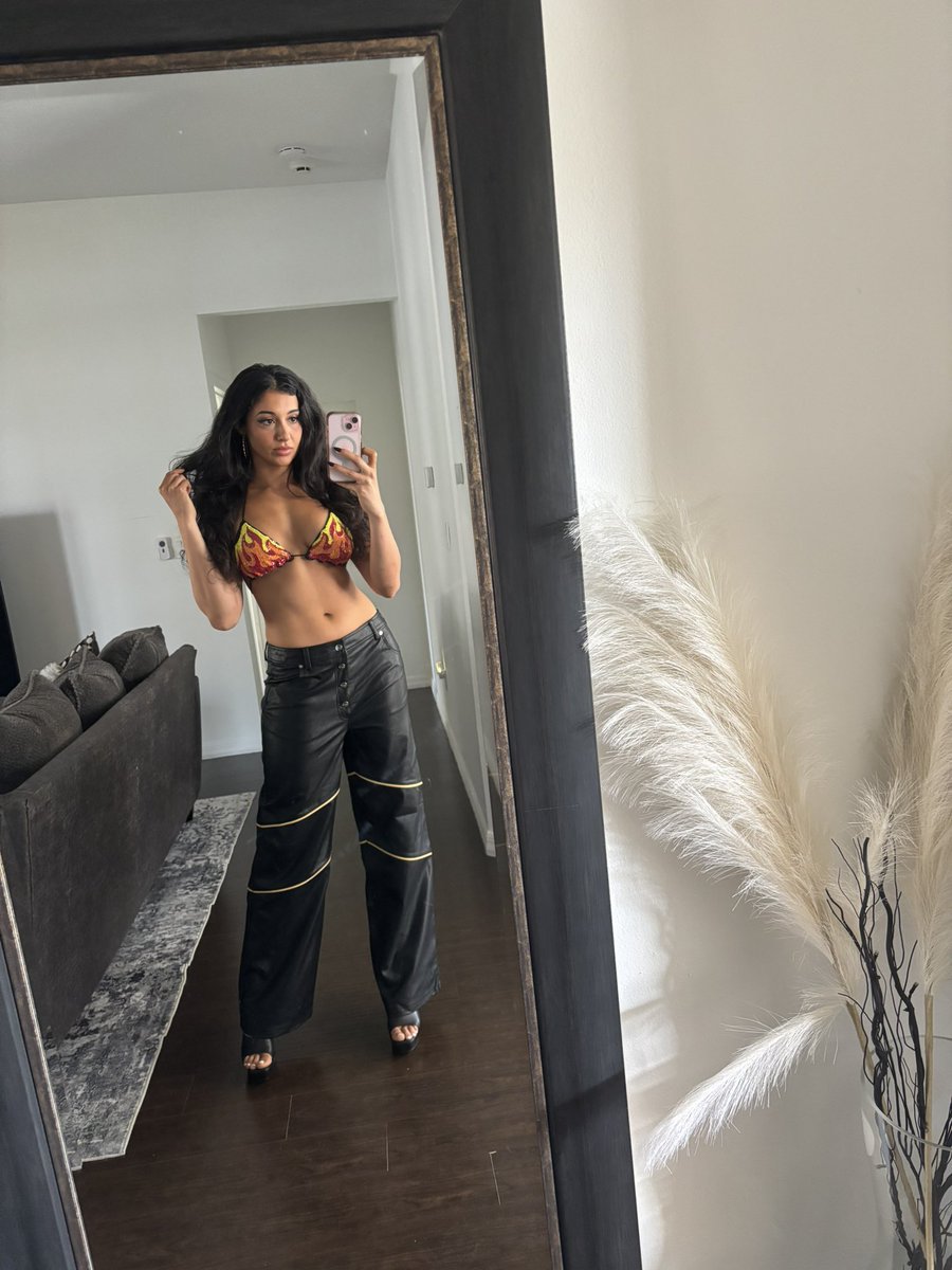 AriannaGraceWWE's tweet image. Stream my photoshoot in fifteen minutes on twitch! Link in bio 🥰