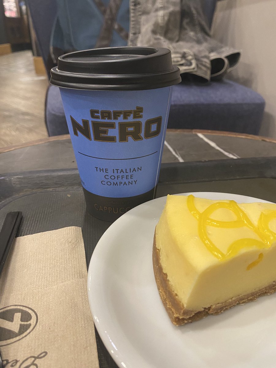 #akaretler #beşiktaş #istanbul #pazar #sunday #gezgin #rotasızzamanlar #kahve #latte #chesecake #caffenero #haftasonu #weekend #caffelatte
📍Caffe Nero, Akaretler - Beşiktaş