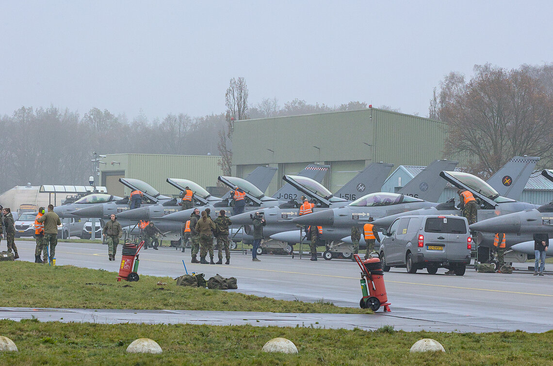 ObsDelphi's tweet image. 🇳🇱🇷🇺Des soldats néerlandais ont tiré sur des drones survolant la base aérienne Volkel aux Pays-Bas.

La BA Volkel abrite notamment des bombes nucléaires américaines de type B61 ainsi que des F-35, c&apos;est un site extrêmement sensible.

Les drones n&apos;auraient pas été abattus. Il est…