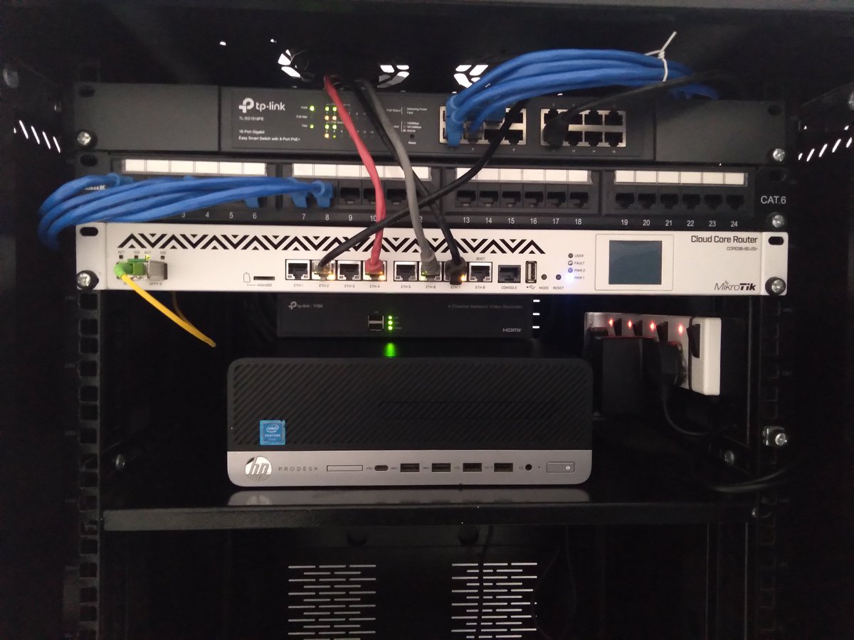 AlbonyCal's tweet image. Cable management done, homeserver installed :)
#homelab
