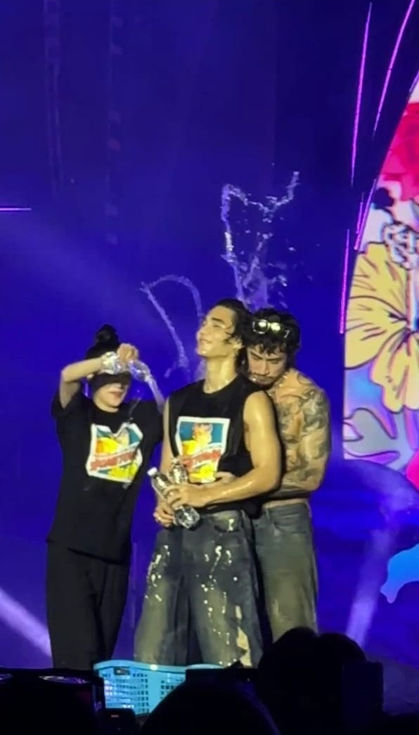 SATURDAYSSBR's tweet photo. UMA IMAGEM VALE MAIS QUE MIL PALAVRAS!

「🐈‍⬛🌈⭐️」
#JeffSatur #TIMETHAI
#BamBamHOMETOWNConcertDay2 https://t.co/CWnHsXgot9