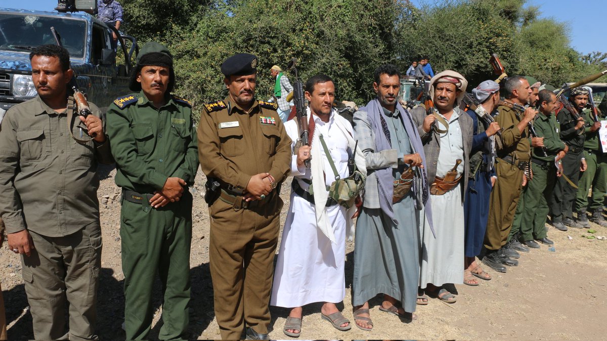 تعز..وقفةقبلية مسلحة بمديرية سامع وفاءًا للشهداء وتأكيدًا على استمرار النفير في مواجهة الأعداء.

💢 مكتـب الإعــلام م/تعـــز

الأحد ،٣ جماد آخر١٤٤٧ ه‍.
الموافق ،٢٣ نوفمبر ٢٠٢٥ م

شهدت مديرية سامع بمحافظة تعز ، اليوم، وقفةقبلية مسلحة تأكيدًا على استمرار النفير والجهوزية لمواجهة