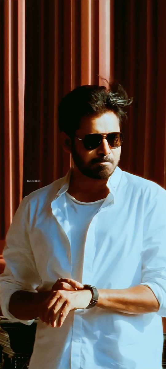 Bhargavog's tweet image. NTR 80% 😭

One month back  war2 action movie lo chudam looks 🔥🔥

Dream looks for Ur fav hero