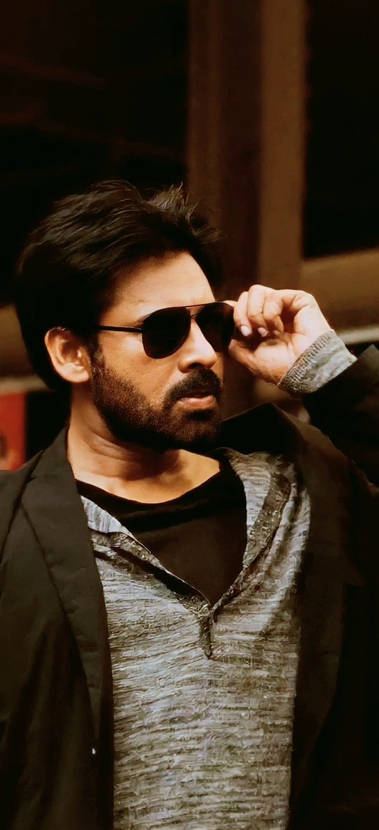 Bhargavog's tweet image. NTR 80% 😭

One month back  war2 action movie lo chudam looks 🔥🔥

Dream looks for Ur fav hero