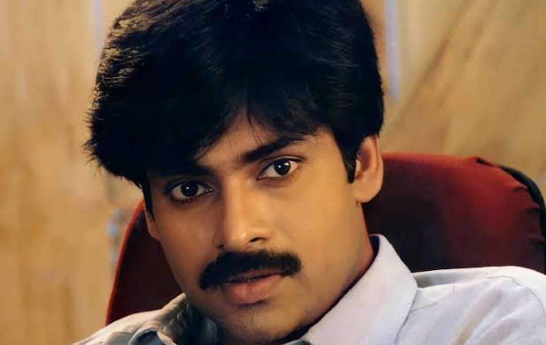 Bhargavog's tweet image. NTR 80% 😭

One month back  war2 action movie lo chudam looks 🔥🔥

Dream looks for Ur fav hero