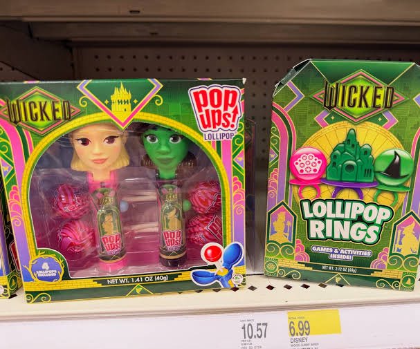 アメリカに住んでる父親にwickedのグッズを
targetで買って欲しいと頼んでるんだけど
なかなか伝わらない😭💚🩷

リアルな顔のお菓子しか買ってもらえず😂
雑貨とか香水が1番欲しいのに、、、🫧

Been telling my dad in the U.S. to grab me some Wicked merch at Target,
but he just doesn’t get