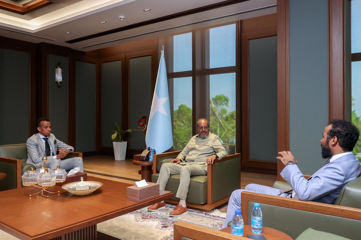 SomaliaGate's tweet photo. الرئيس حسن شيخ يستقبل الحكم الدولي عمر عرتن عقب فوزه بجائزة حكم العام الكروي في أفريقيا 2025.
التفاصيل:https://t.co/qMnAvG2Dq1
#بوابةالصومال #الصومال https://t.co/d2qM2woaa1