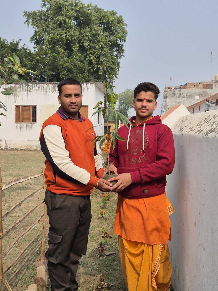 #हर_रविवार_पौधरोपण के क्रम में 245वें रविवार को संस्कृत विधालय बैकुंठपुर में 4 अशोक के पौधे रोपित किए गए ..पौधे हर रविवार लगते रहेंगे ।❤️
#deoria #green_deoria <a href="/divyamittal_IAS/">Divya Mittal</a> <a href="/DrVNMishraa/">Vijaya Nath Mishra O+</a>