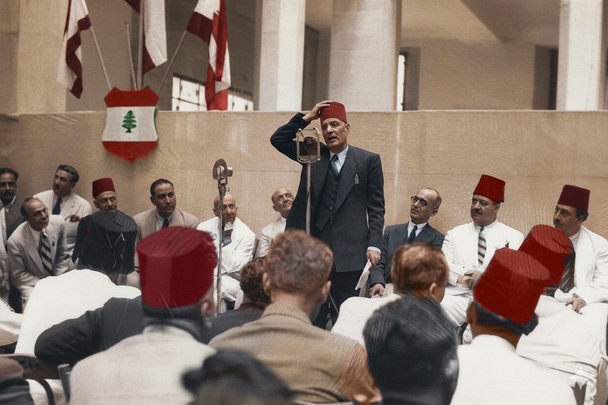 اشتهر الشاعر علي الجارم ببراعته في إنشاد شعره وشعر الآخرين، فكان أمير الشعراء شوقي يكلفه بإلقاء شوقياته بدلاً عنه، ويُرى في هذه الصورة وهو يلقي قصيدة نظمها في عام ١٩٤٤م لحفلة افتتاح المؤتمر الطبي في بيروت ومطلعها :

ألْقيتُ للغيدِ المِلاحِ سلاحي
ورجعتُ أغسِلُ بالدموعِ جِراحي