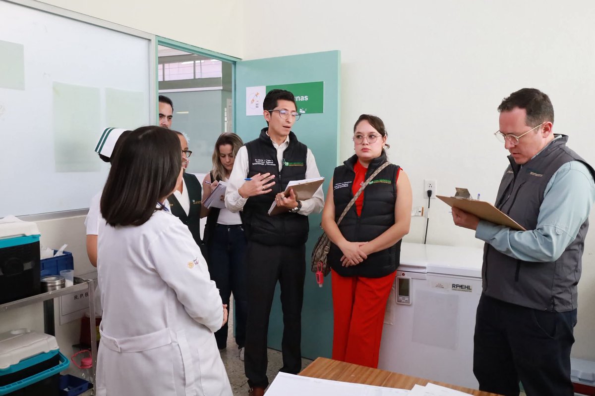 Supervisión en el Centro de Salud #IMSSBienestar de San Francisco Cuautlalpan.

El Dr. Natán Enríquez Ríos, Coordinador Estatal del <a href="/IBEdomex/">IMSS Bienestar Estado de México</a> con el equipo regional y los titulares de departamento, supervisó las áreas, habló directamente con los pacientes y personal médico .