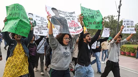 RicchaDwivedi's tweet image. Delhi Police confirms pollution protesters used chilli spray against police personnel at India Gate, directly targeting their eyes. This is the first such assault on officers in the national capital. Injured cops are under treatment at RML Hospital.

There must be consequences.