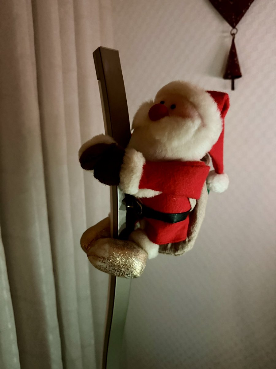 Die holt wieder diese komischen roten Mützenmänner raus und verteilt sie in der Wohnung.

Der Knilch hier erzählt mir jedes Jahr, dass er mir was mitgebracht hat, der Lügner!

Dieses Jahr werde ich mich rächen.