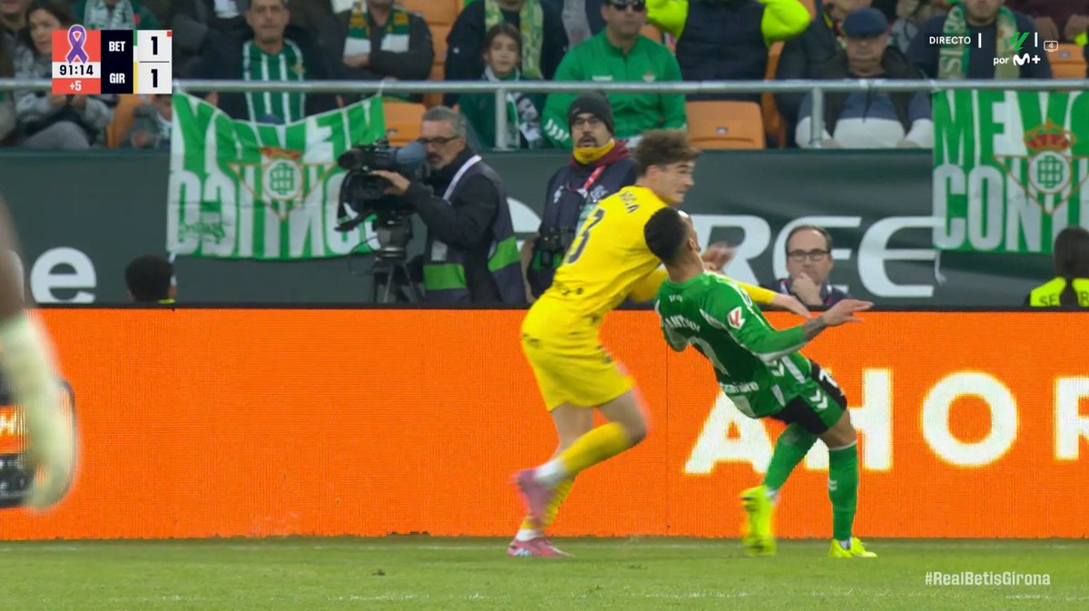 ArchivoVAR's tweet image. 🖥️💥 El VAR tuvo que intervenir en el Real Betis - Girona.

👉🏻 Antony, en su intento de rematar de chilena, golpea de lleno en el rostro de Joel Roca.

✅ 𝗘𝗦 𝗥𝗢𝗝𝗔 𝗗𝗜𝗥𝗘𝗖𝗧𝗔.

▪️ Si bien el brasileño no tiene intención, se trata de una acción de juego brusco grave.