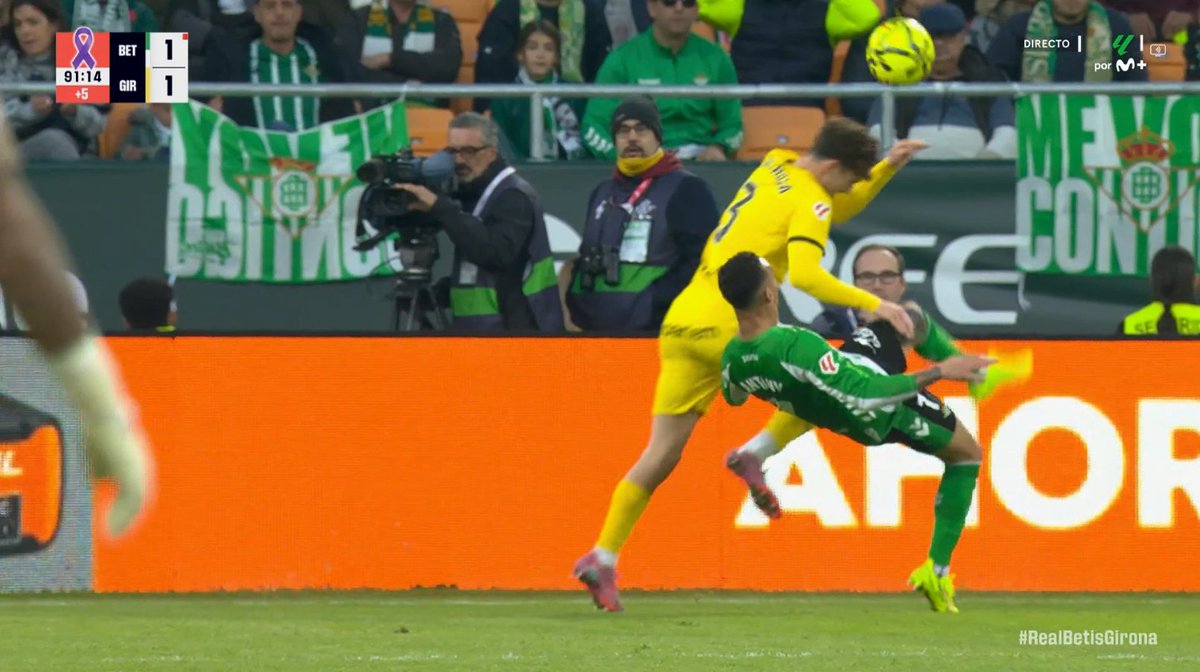 ArchivoVAR's tweet image. 🖥️💥 El VAR tuvo que intervenir en el Real Betis - Girona.

👉🏻 Antony, en su intento de rematar de chilena, golpea de lleno en el rostro de Joel Roca.

✅ 𝗘𝗦 𝗥𝗢𝗝𝗔 𝗗𝗜𝗥𝗘𝗖𝗧𝗔.

▪️ Si bien el brasileño no tiene intención, se trata de una acción de juego brusco grave.