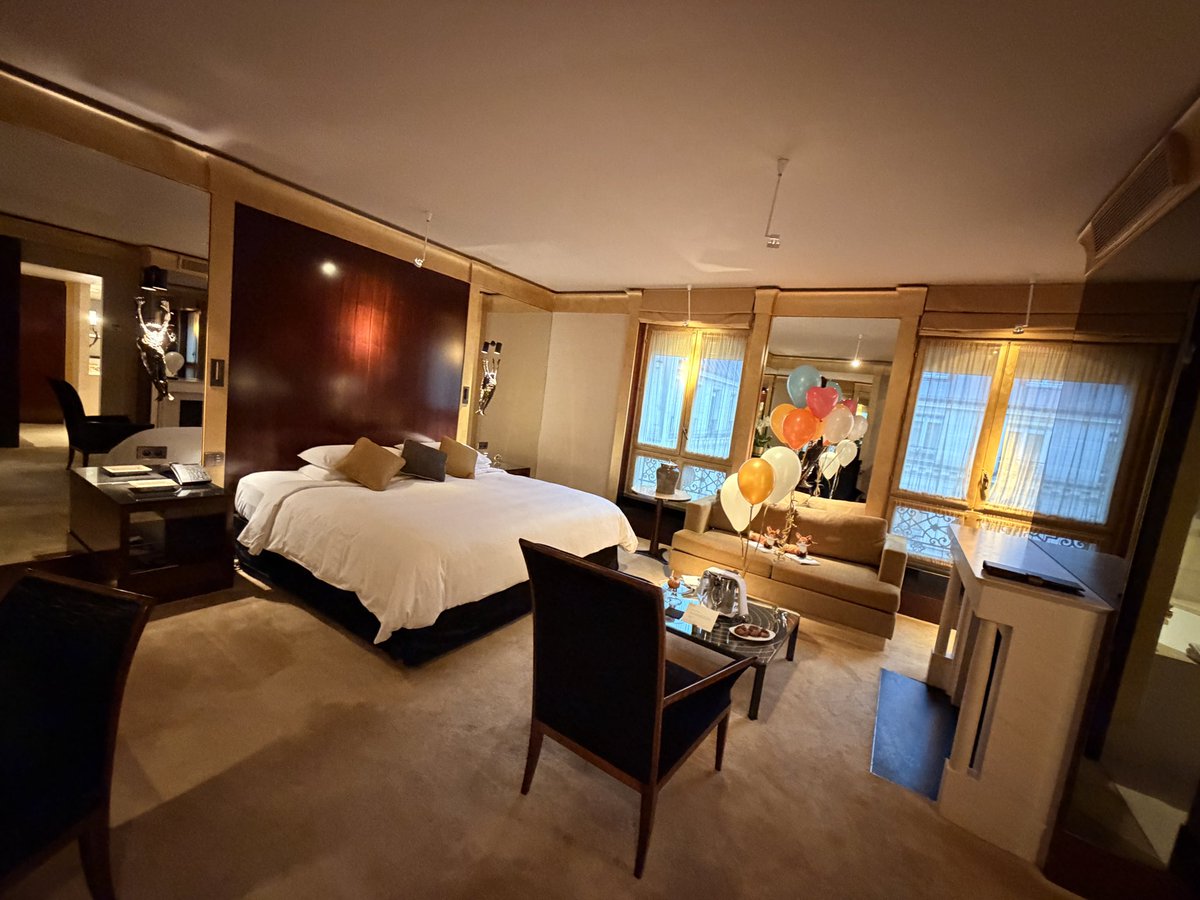 alex_pointsguy's tweet image. 4人だと2部屋取らないとダメと言われたので仕方なく2部屋取ったんだけど、一部屋で余裕で4人泊まれる広さなんだけど😇