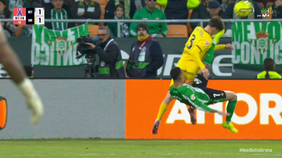 ArchivoVAR's tweet image. 🖥️💥 El VAR tuvo que intervenir en el Real Betis - Girona.

👉🏻 Antony, en su intento de rematar de chilena, golpea de lleno en el rostro de Joel Roca.

✅ 𝗘𝗦 𝗥𝗢𝗝𝗔 𝗗𝗜𝗥𝗘𝗖𝗧𝗔.

▪️ Si bien el brasileño no tiene intención, se trata de una acción de juego brusco grave.