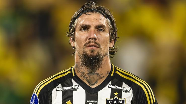 angelo_cao_'s tweet image. Esses dois jogadores viraram INIMIGOS DA MASSA, não podem mais vestir a camisa do Galo. Peitar a torcida q mais apoia seu clube? E outra, quem eles são, ganharam o que na carreira? Pedido de desculpas com texto de assessoria não vale. RUA! @Lyanco @tomascuello16 @Atletico #Galo