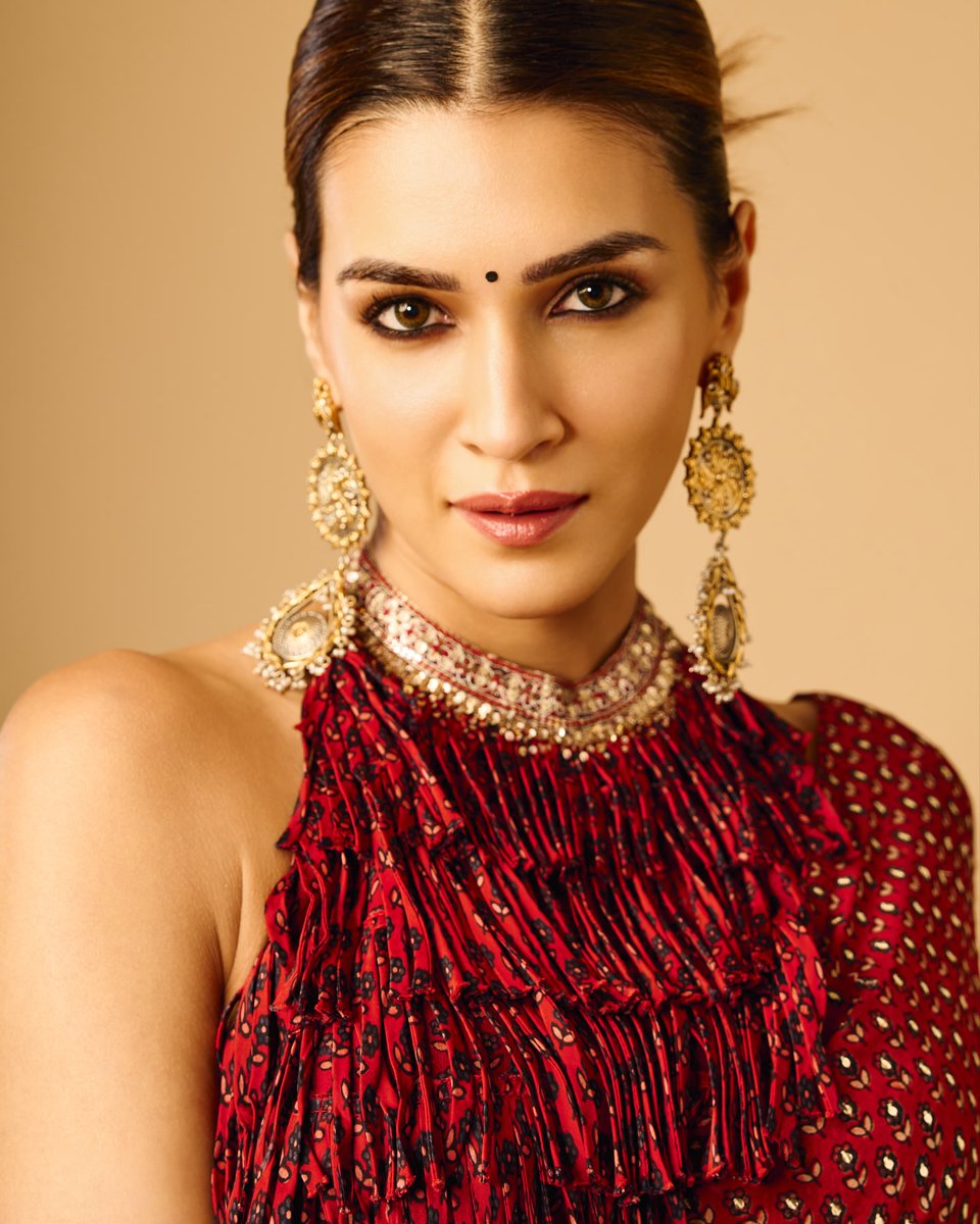 VisualDrops_'s tweet image. Actress Kriti Sanon latest photoshoot pic ❤️

#VisualDrops #actress #kritisanon @kritisanon #photoshoot