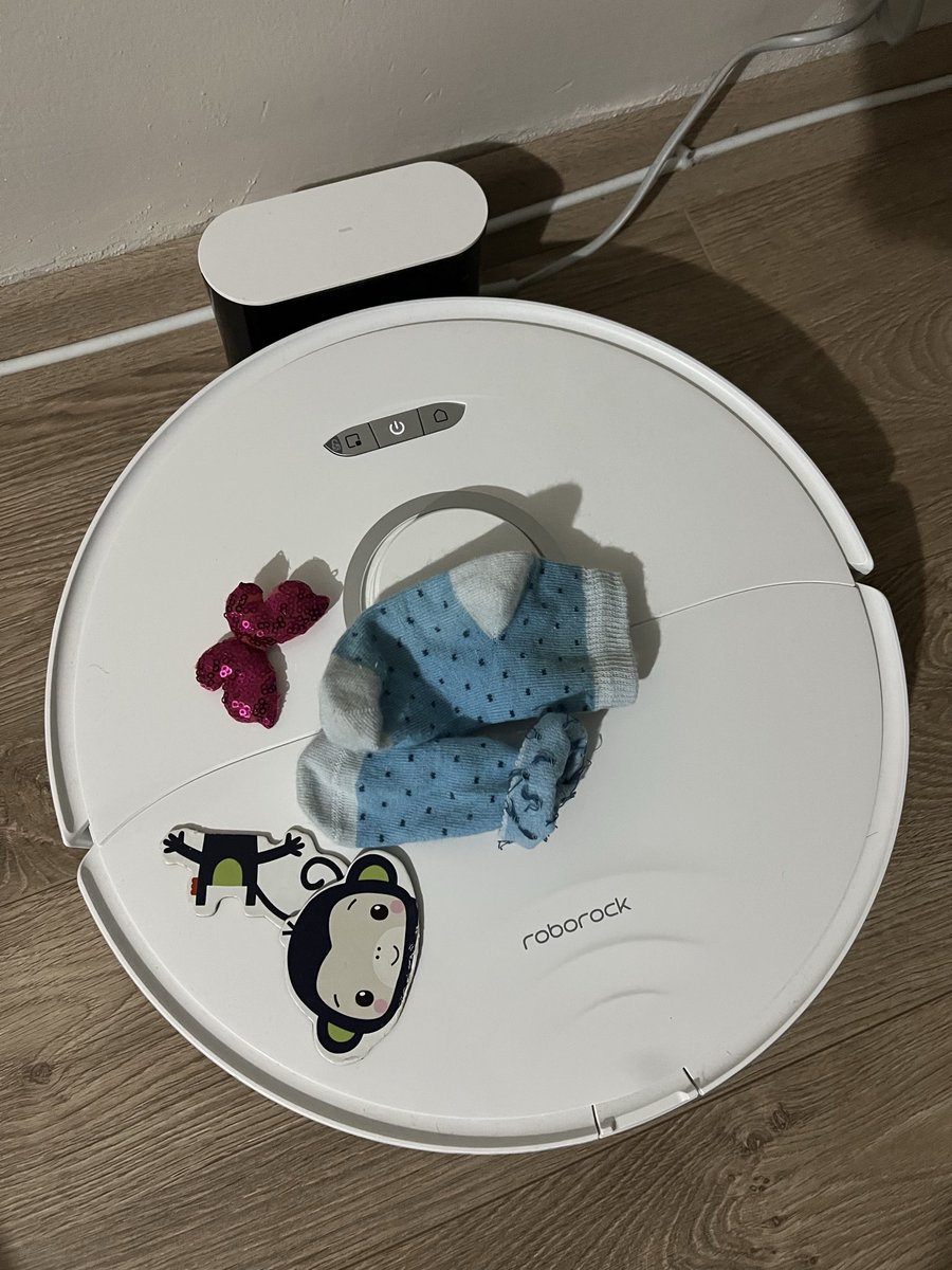 Bsrrrr1's tweet photo. Robot süpürge korkusunu yenen 15 aylık m.a. süpürgeyi ziyarete çevirdi https://t.co/hlhMQVGbox