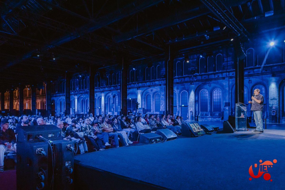 ViewConference's tweet image. Memory from @Mr_Sisson’s featured presentation at: @ViewConference 
#viewconference2025
viewconference.it/pages/registra…

#meetyourheroes #dylansisson #renderman #pixar #disney #toystory5 #toystory #pixaranimation #animation #vfx #games #ai #cgi #film #art #realtime #vr #ar #xr #mr