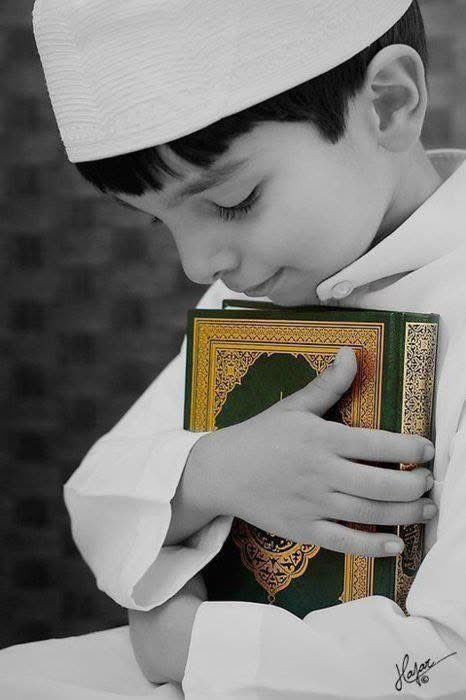 وكانَ يسنِدُ قلبَهُ بالقُرآن ..

كلَّما مالَ عن الصّراطِ قوَّمتهُ آياتُهُ. (