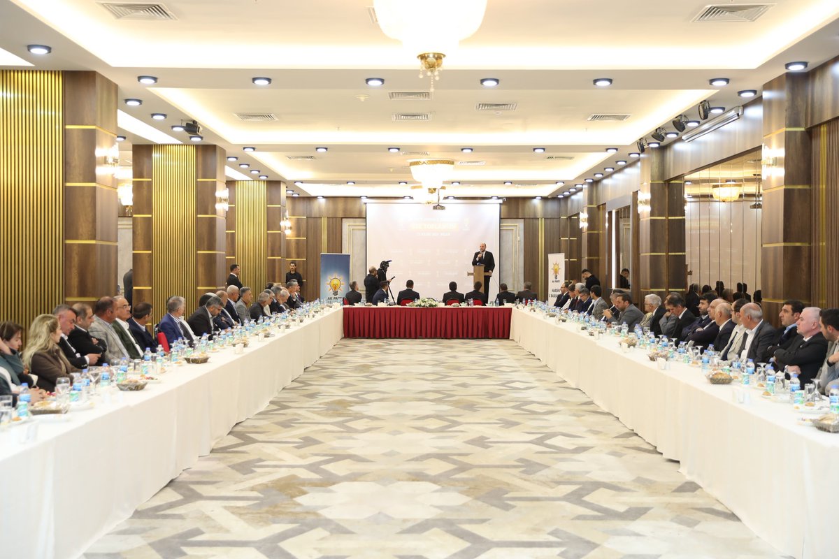 📍Mardin

Sivil toplum kuruluşlarımızın temsilcileriyle yemekte bir araya geldik.

Mardin’in ve ülkemizin gündemini, önceliklerini ve ortak hedeflerini istişare ettik.