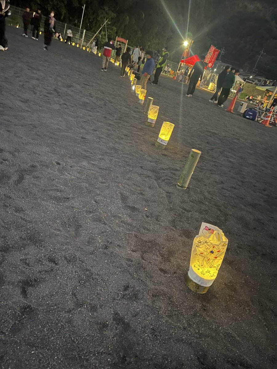 ueharazemi's tweet photo. こんばんは！丸子邑チームです！
今日は、長田西中学校の生徒さんが企画した「徳願寺参道に竹灯篭を灯す会」にボランティアとして参加してきました😊
放置竹林問題を学んだ生徒さんたちの思いが形となり、並べられた竹灯篭で参道は幻想的な光景が広がっていました🎋✨ https://t.co/uHr6lKYmlV