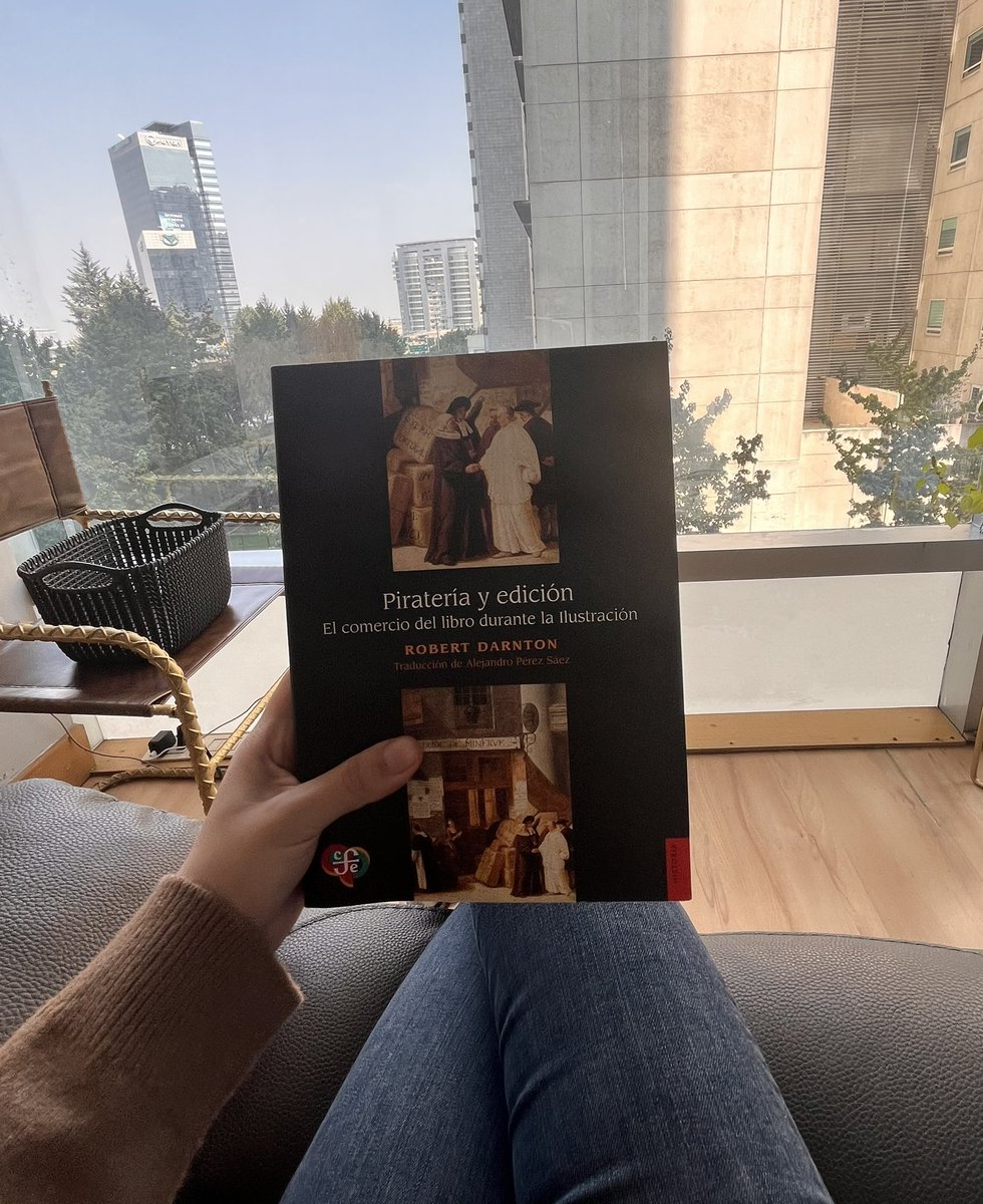 lesli1495's tweet photo. ✨El 📖 + 🏴‍☠️pirateado del s. 1️⃣8️⃣ fue el Diccionario de Trévoux.

✨ En 1778 se incautó un cargamento de 6️⃣0️⃣0️⃣ libros 🏴‍☠️ en Lyon, incluidos Helvétius, Raynal y misales falsificados.

✨ Las ediciones 🏴‍☠️ solían ser más pequeñas: así, el Contrato social cabía en un bolsillo 😱 https://t.co/1rs00yjBp3