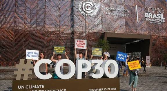 Terminó cumbre en cambio climático #COP30 en Belén; apenas un acuerdo para declaración final. Pero sin compromisos reales y efectivos. Y lo que es peor, se retrocede al no obligarse a dejar los combustibles fósiles.
Los contaminadores prevalecieron, la hipocresía se multiplicó.