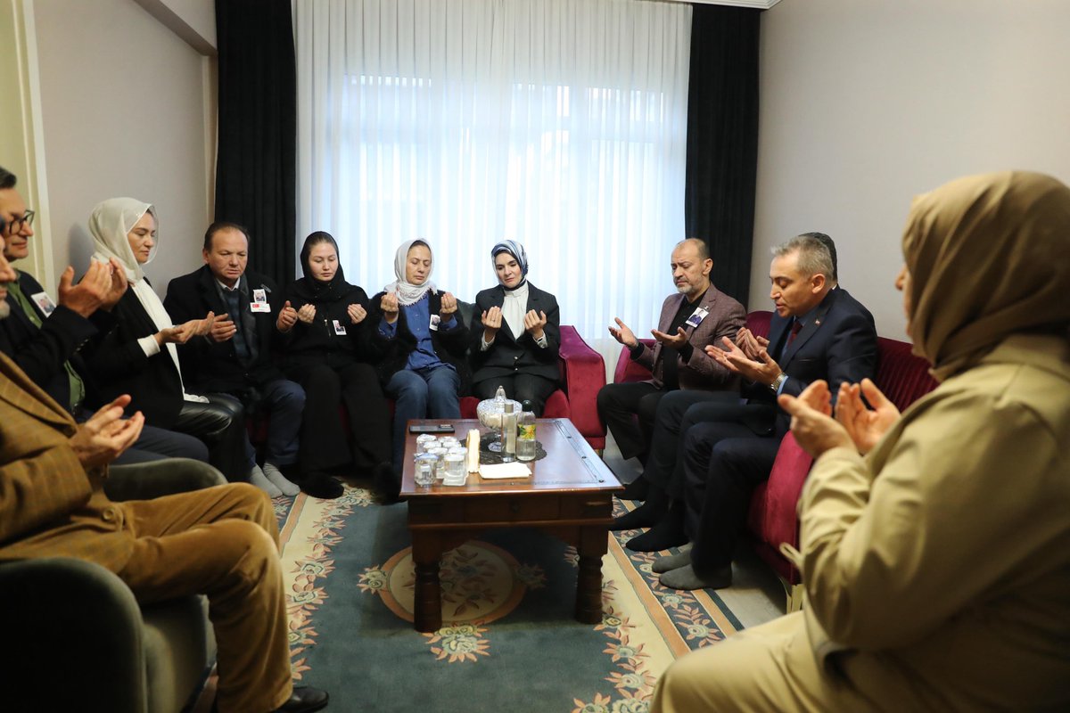 Azerbaycan Gürcistan sınırında meydana gelen uçak kazasında şehit olan Hava Pilot Üsteğmen Cüneyt Kandemir'in kıymetli ailesine taziye ziyaretinde bulunduk, şehidimizi dualarla andık.

Kahraman şehidimizin ailesi bizlere emanet. Onların daima yanında olmak ve şehidimizin aziz