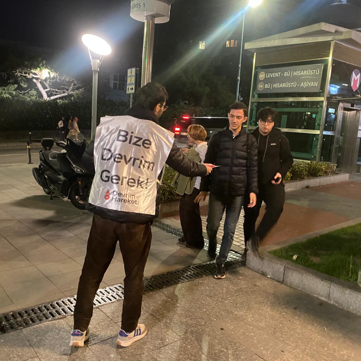 📢"Devrim Partisi 6 Aralık'ta İstanbul'da kuruluşunu ilan ediyor!"

6 Aralık'ta gerçekleştireceğimiz Devrim Partisi Kuruluş Etkinliği çağrı bildirilerini Hisarüstü'nde yurttaşlarımızla buluşturduk.