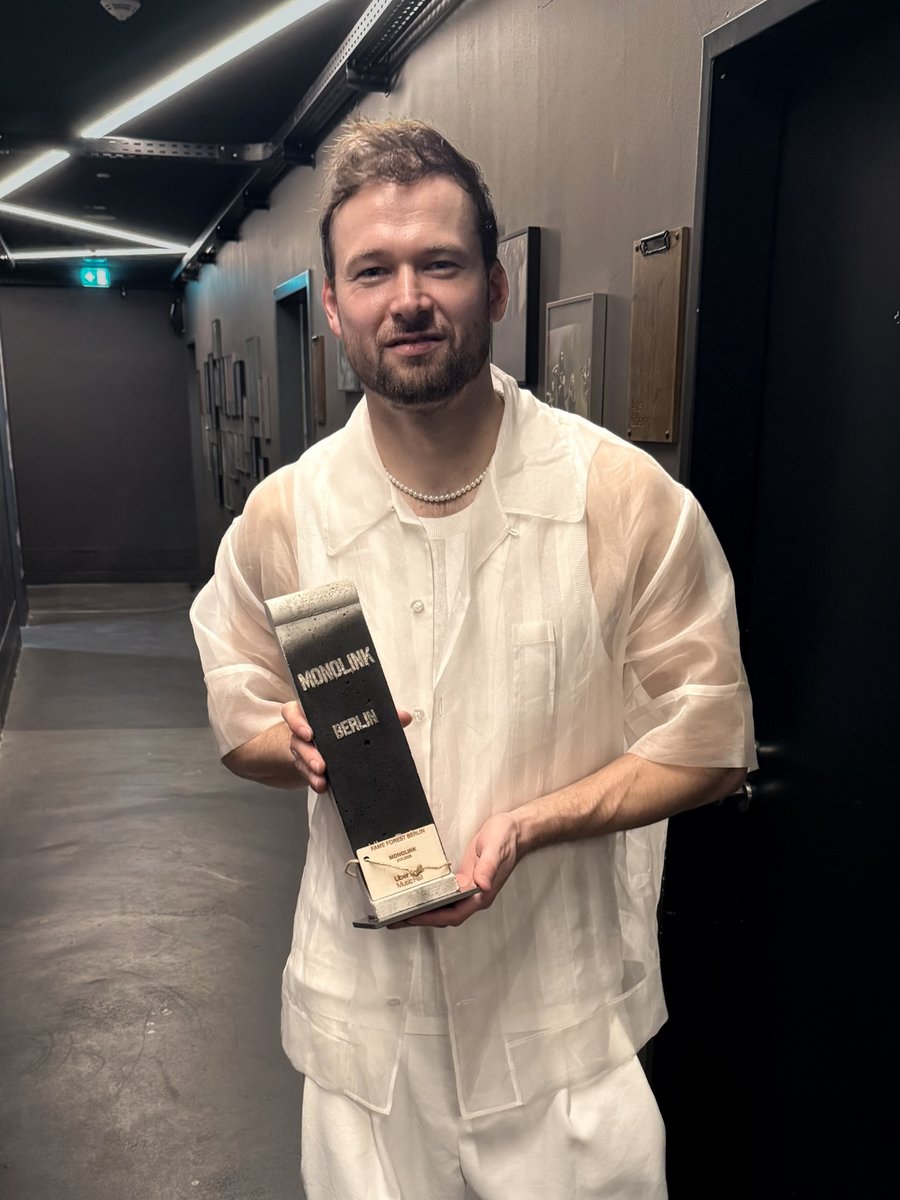 Danke Monolink, für die magischen Klänge und besonderen Vibes in Berlin! ✨

Für ihn gab es am Freitagabend unser Gastgeschenk, eine Uber Eats Music Hall Stele. 🥰