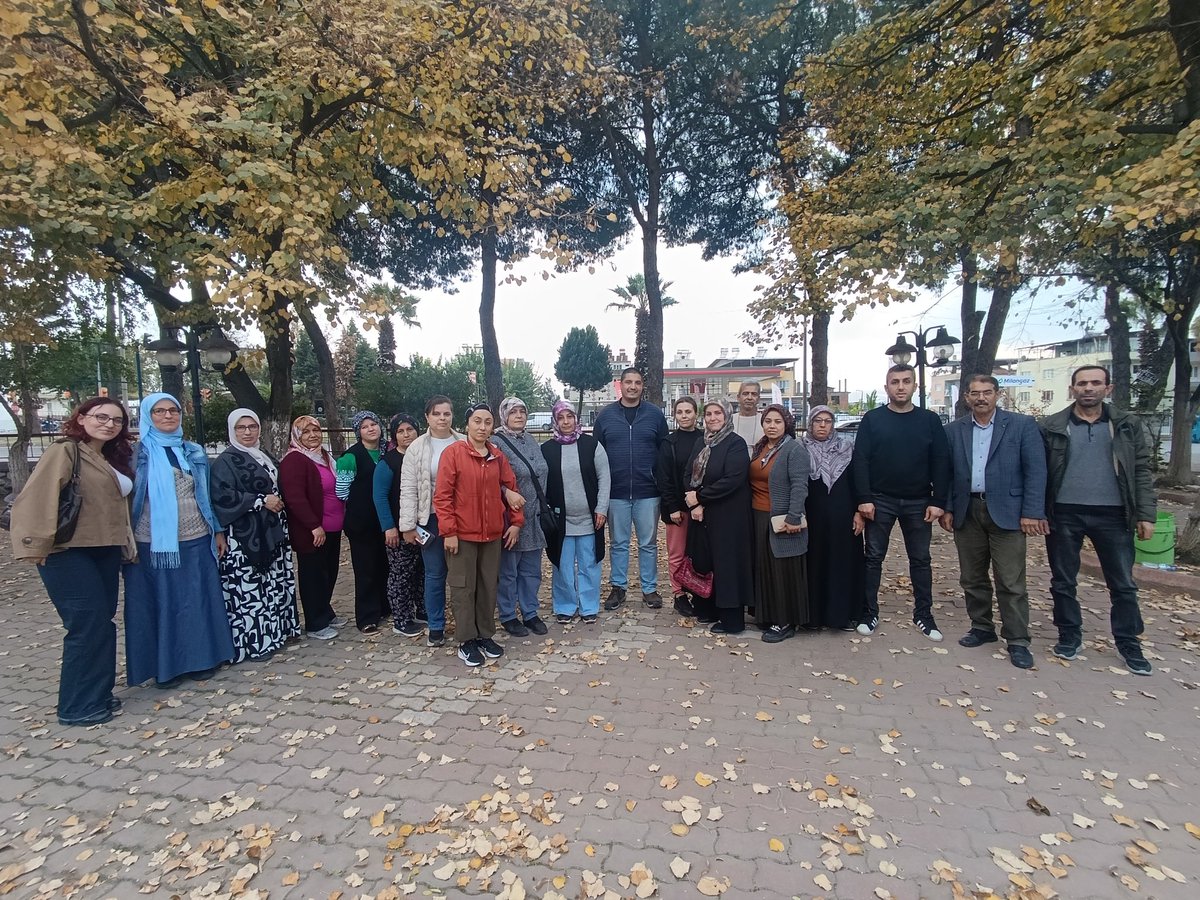 📍 Aydın, Sultanhisar

Maaş, tazminat, mesai, izin gibi işçilik alacakları Çay holding tarafından gasp edilmiş olan sera işçileriyle buluştuk. Çalışma koşulları ve yaşadıkları gasp sürecini dinledik. 

Emeklerinin karşılığını alana kadar yanlarında olacağız!