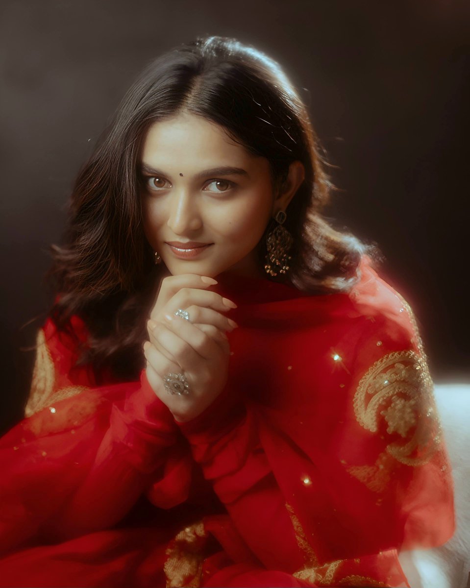 VisualDrops_'s tweet image. Actress Kayadu Lohar latest photoshoot pic 💖 

#VisualDrops #actress #kayadulohar @11Lohar #photoshoot