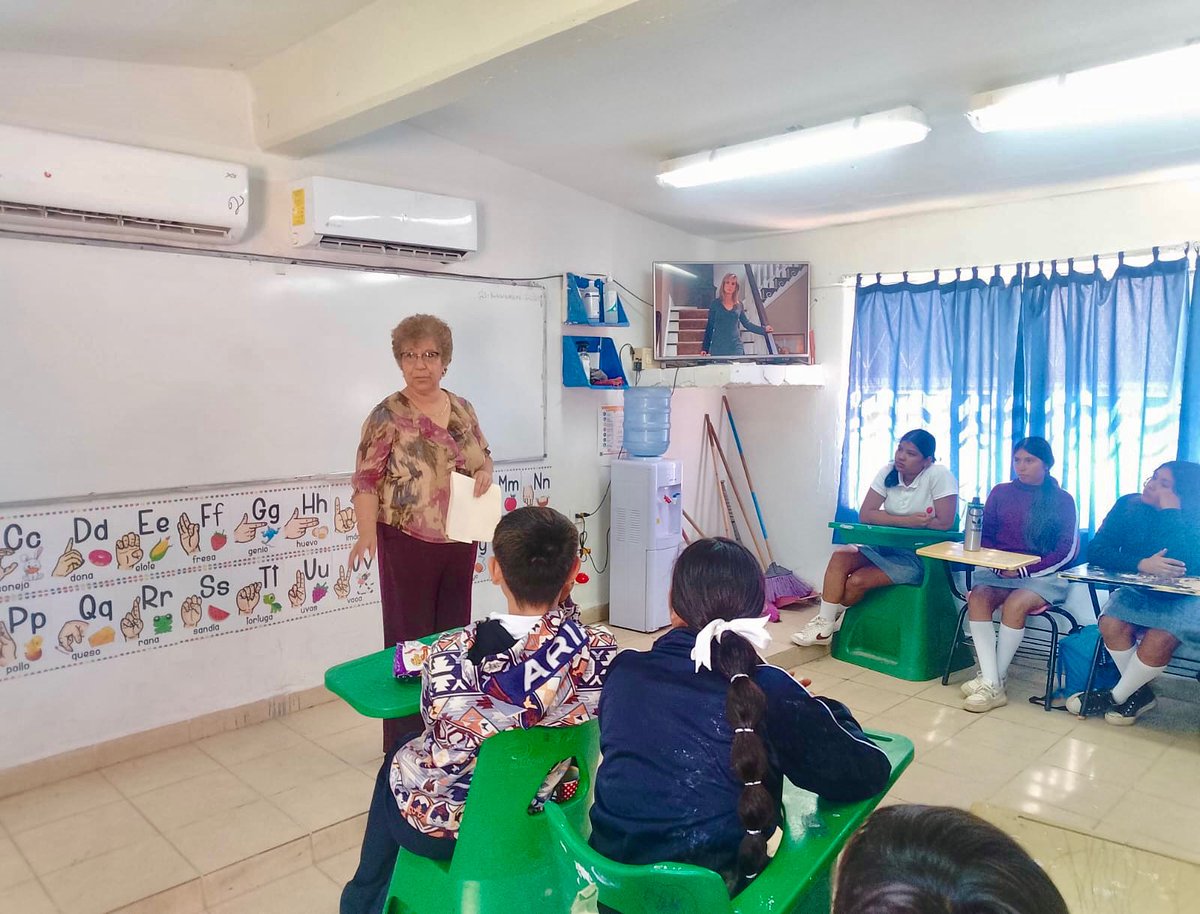 Rebeca_SilvaG's tweet photo. Cerrando el recorrido por nuestras escuelas del #DistritoXIV, visitamos la Telesecundaria de Santa María, donde tuvimos la oportunidad de convivir con las y los jóvenes directamente en sus aulas.
Escucharlos nos impulsa a seguir trabajando por una educación que fortalezca.📚 https://t.co/yXUN8WfwKj
