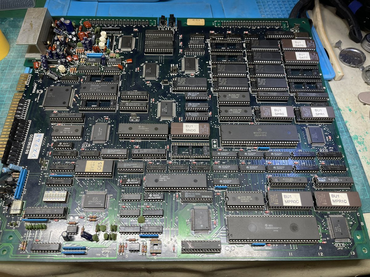 smf_uf's tweet image. ナムコ「バーニングフォース」システムⅡ基板の修理、整備依頼をいただきました。ありがとうございます😊

タイルマップが正常に出ない、オブジェクトの色合いもおかしいなどいった症状です。…