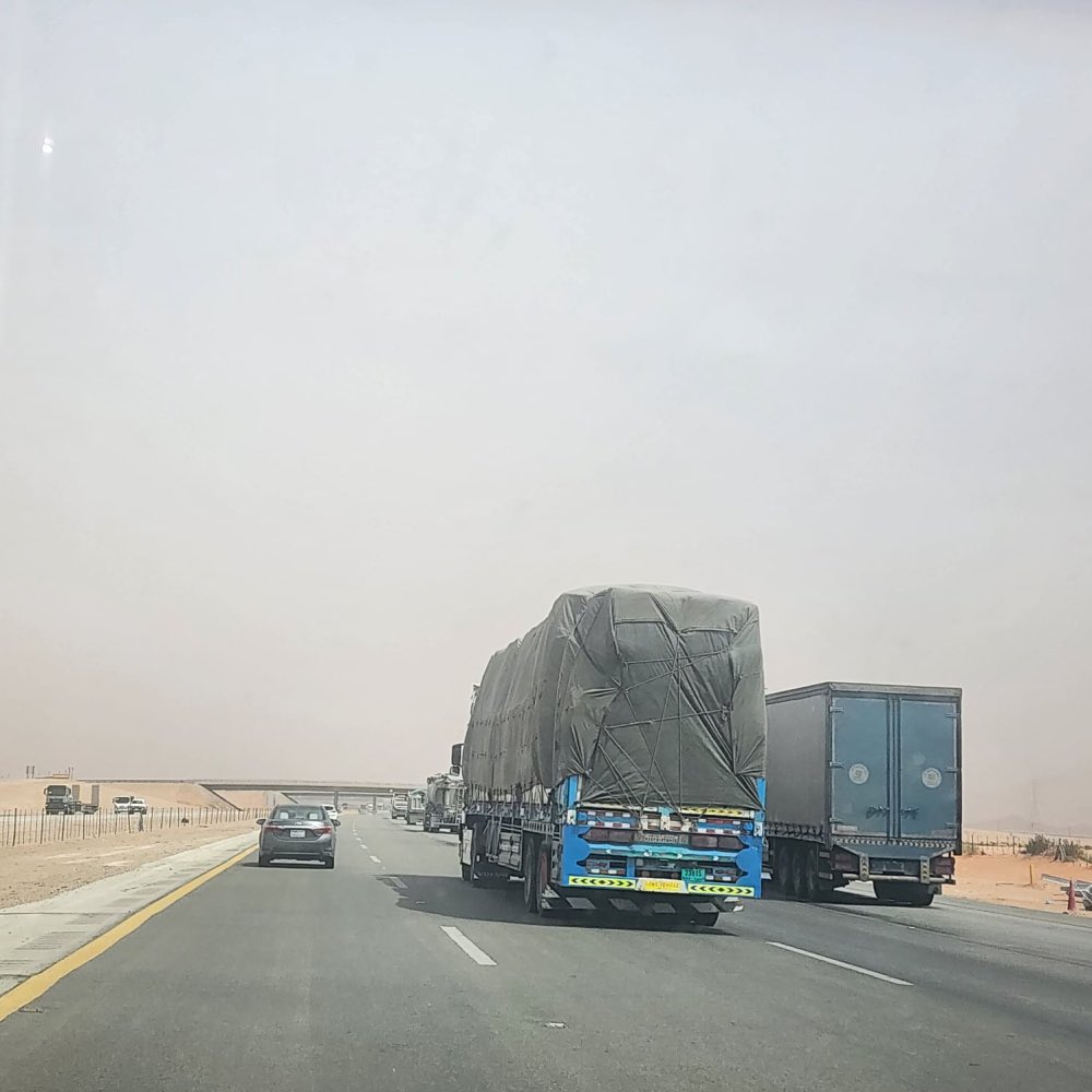 ALMISNID's tweet photo. 🚗🚓🚙🚑🏎️🚕🚒🛻🛺🚒🚑🚙🚓
أتمنى مع ختام إجازة الخريف الحالية، وبوجه خاص يومي #الجمعة و #السبت القادميين، أن تخلو الطرق السريعة الرابطة بين المناطق من حركة الشاحنات بجميع أنواعها، وذلك من الساعة الخامسة فجرا من يوم الجمعة حتى منتصف الليل، ومن يوم السبت وهو الأهم من 05:00 ص - 12:00 ص (ولمدة 19 ساعة).

هذا الإجراء من شأنه أن يسهّل انسياب حركة عشرات بل مئات الآلاف من المسافرين العائدين بنهاية #إجازة_الخريف، ويمنع ازدحام الشاحنات التي تسيطر على المسار الثالث وأحياناً الأوسط في الطرق السريعة، بما يعزز السلامة، ويجعل عودة المسافرين أكثر سلاسة وأقل خطراً  .. هذا والله أعلم.

@SA_HWY_SECURITY 
@security_gov