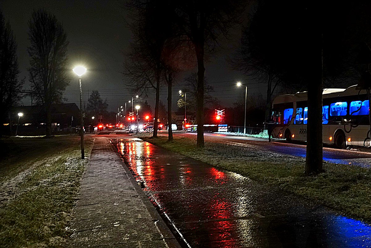 rtvfocuszwolle's tweet image. Storing legt spoorwegovergangen Zwolle-Zuid plat: verkeer vast, sommige weggebruikers nemen risico’s → rtvfocuszwolle.nl/storing-legt-s…

#zwolle #deventer #spoor #storing #overwegstoring
