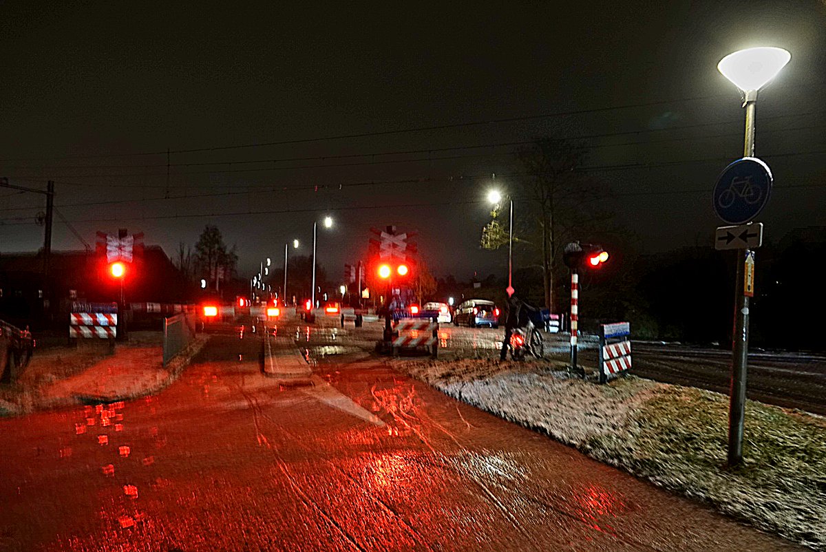 rtvfocuszwolle's tweet image. Storing legt spoorwegovergangen Zwolle-Zuid plat: verkeer vast, sommige weggebruikers nemen risico’s → rtvfocuszwolle.nl/storing-legt-s…

#zwolle #deventer #spoor #storing #overwegstoring