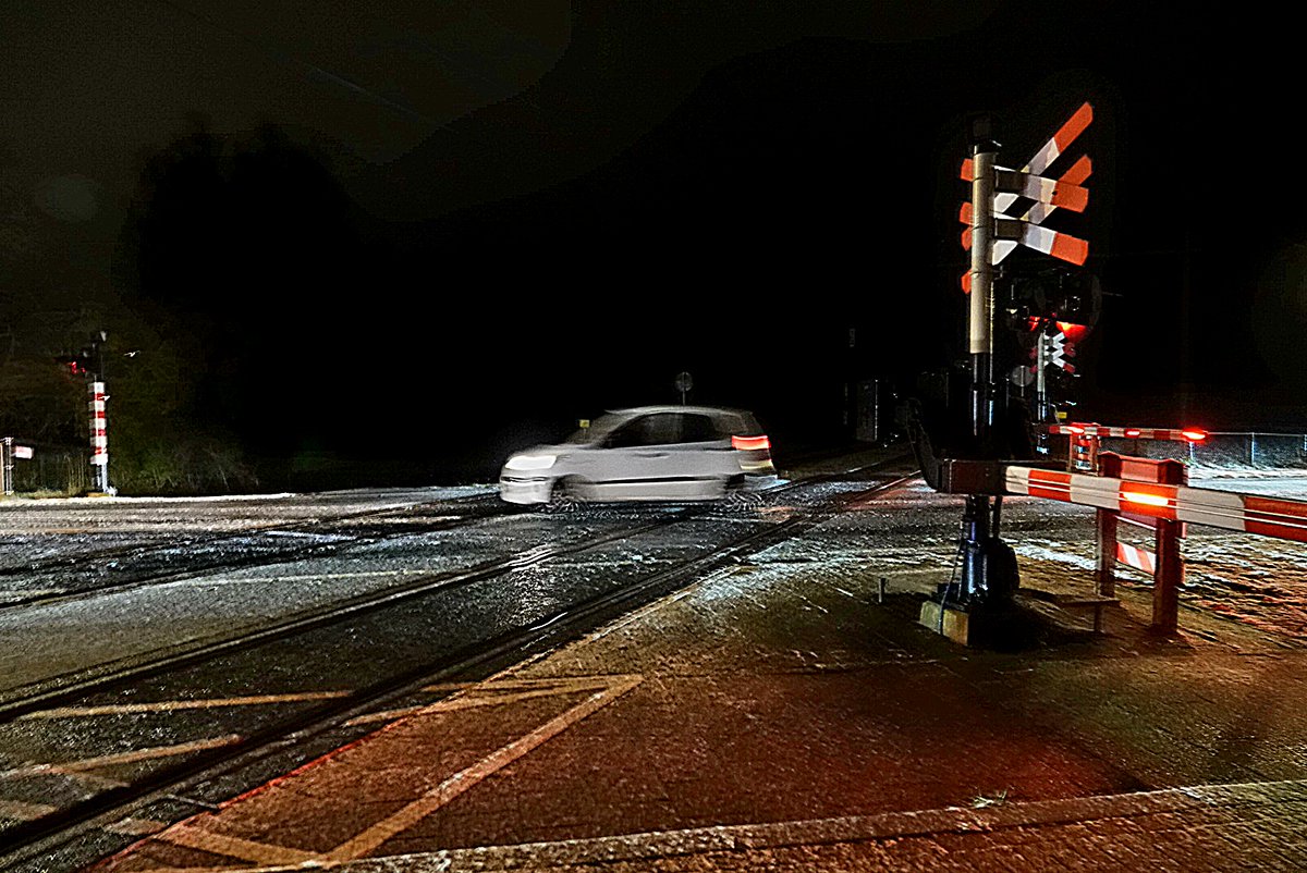 rtvfocuszwolle's tweet image. Storing legt spoorwegovergangen Zwolle-Zuid plat: verkeer vast, sommige weggebruikers nemen risico’s → rtvfocuszwolle.nl/storing-legt-s…

#zwolle #deventer #spoor #storing #overwegstoring